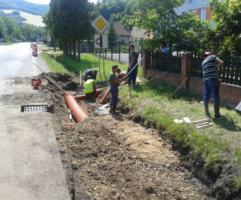 Výstavba chodníka na uličku - Hola hora