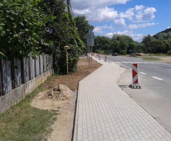 Výstavba chodníka na uličku - Hola hora