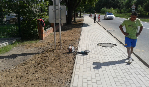 Výstavba chodníka na uličku - Hola hora 
